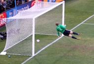 Frank Lampardâs shot rebounds of the crossbar and bounces inside the goal line before coming out